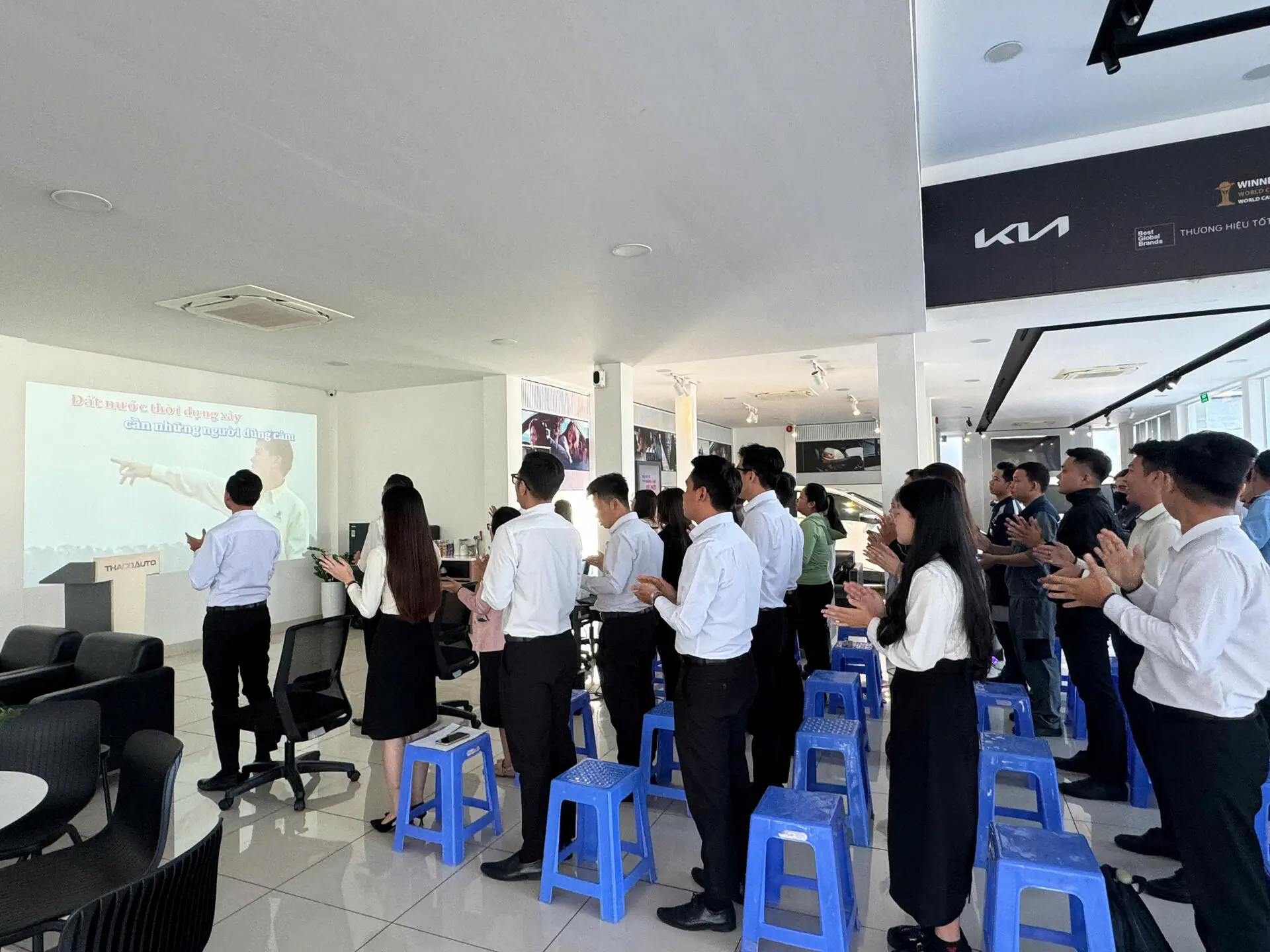 THACO AUTO Đồng Tháp tổ chức lễ chào cờ đầu năm 2025 - Vinh danh cá nhân, tập thể đạt thành tích xuất sắc.